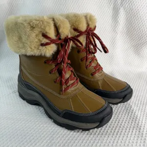 Clarks Collection Tan Leather Faux Fur Trim Winter Duck Boots Womens 7 Red Laces thumbnail 1