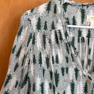 Maeve Anthropologie Blouse Women 4 Green Pine Tree‎ Forest Print Ruffle V-Neck thumbnail 3
