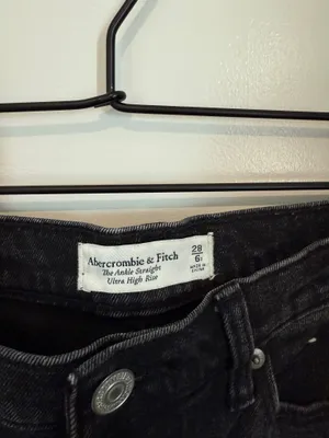 Abercrombie High-Rise Jeans Ultra Straight thumbnail 4