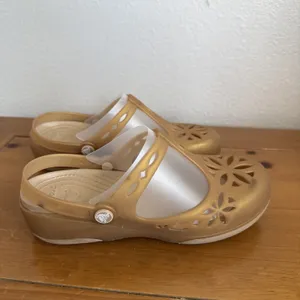 Crocs Isabella Clogs Womens Sz 7 Dark Gold Cutout Comfort Casual Mary Jane Shoes thumbnail 3