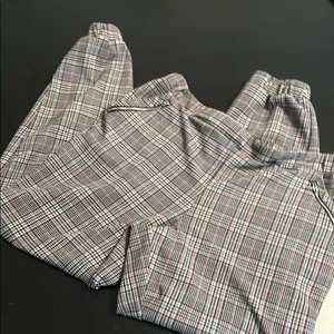 Maurices Plaid Jogger‎ Pants Womens XL Long Red Black Zipper Pockets Elastic thumbnail 1
