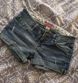 Low waisted jean shorts thumbnail 1