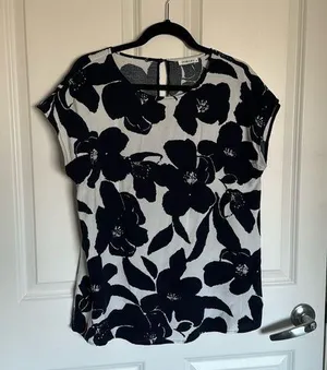Navy blue and white floral, detailed blouse size medium thumbnail 1