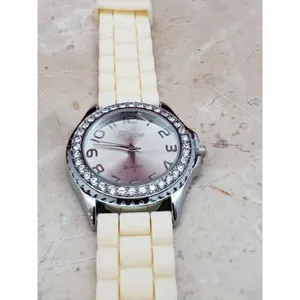 2 Ladies Watches - Both Need New Batteries thumbnail 3