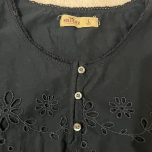 Hollister (L) Cotton Flower Cut Out Embroidered Overlay Sleeveless Top Blouse thumbnail 4