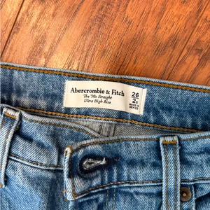 Abercrombie and fitch the 90’s ultra high rise straight jean thumbnail 4