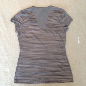 ‎Under Armour heat gear semi fitted gray stripe top S thumbnail 3