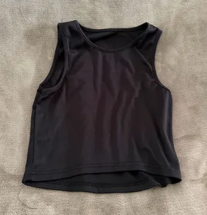 Amazon Black cropped tank top thumbnail 1