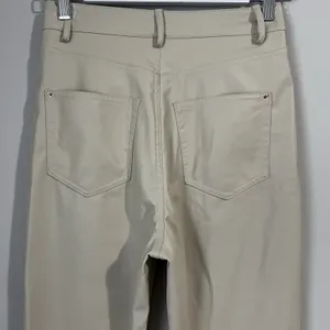 Zara Women's Size 2 Slim Mom Fit Faux Leather Pants Cream‎ Super Soft High Rise thumbnail 6