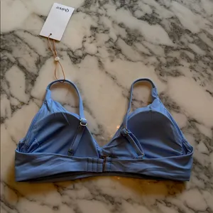NWT Quince Women's Clear Blue Sky V Neck Bikini Top Sz M - Sold out online thumbnail 6