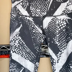 Lululemon Crop Leggings 6 thumbnail 4