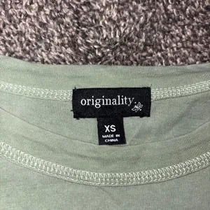 Originality Green ruffle crop top in Xs thumbnail 2