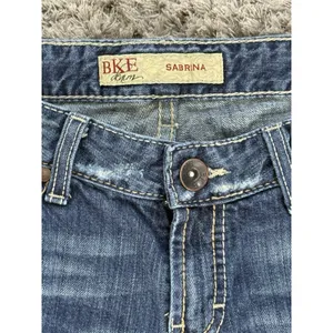 Buckle Women's BKE Sabrina Capri Destructed Dark Low Rise Blue Jeans Cropped Size 29 thumbnail 4