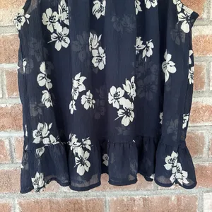 Hollister Sheer Cap Sleeve Keyhole Back Floral Blouse Medium Navy thumbnail 4