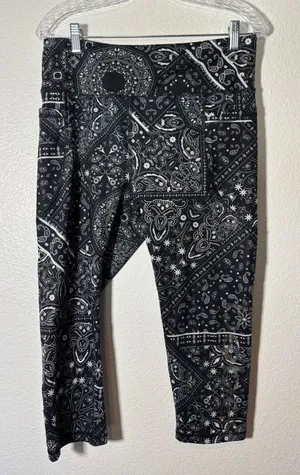 Bebe Sport Women's Size XL Paisley Cropped Leggings Black White Athleisure thumbnail 1