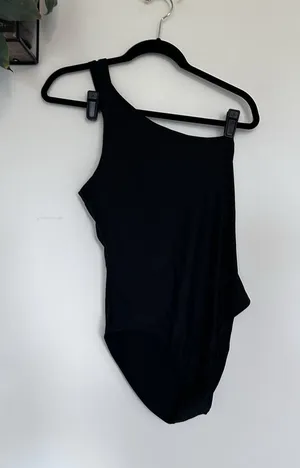 NWT Quince Black Italian One Shoulder One-Piece Swimsuit Size Medium thumbnail 1