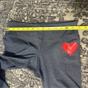 Splits59 Women’s Size M Charcoal Gray Left Hip Heart Capri Cropped Leggings thumbnail 5