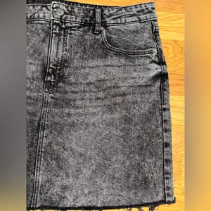 Old Navy 2 Toned Black Denim Short Skirt Women’s Size 14 Distressed Raw Hem EUC thumbnail 3