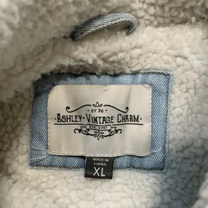 Ashley Vintage Charm Light Wash Sherpa Collar Denim Trucker Jacket Women’s‎ XL thumbnail 11