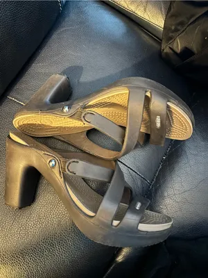 Crocs Cyprus IV heel sandals in a brown and tan color size 7 thumbnail 10