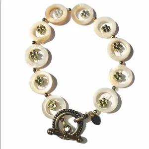 Very pretty clamshell stretchy bracelet thumbnail 1