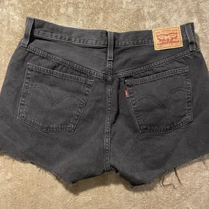 Levi's 501 Shorts Womens Sz 32 Black Denim Jean Cut-Off Distressed Fringe Casual thumbnail 3