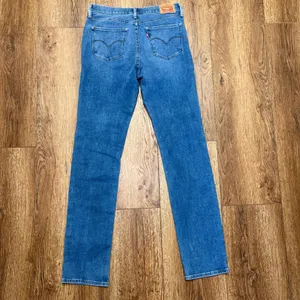 Levi's 312 Shaping Slim Jeans Medium Wash Blue Denim Women's Size 30 thumbnail 2
