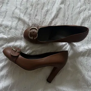 Gucci | Brown Leather Heeled Pumps with GG Buckle 38 thumbnail 2