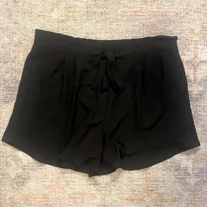 DR2 Elastic Tie Waist Pull-On Shorts in Black thumbnail 4