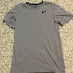 Nike Dri Fit Grey Tee Size Smal thumbnail 1