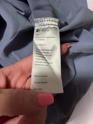 Figs Women's Short Sleeve V-Neck Scrub Top in Blue thumbnail 4