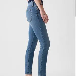 GAP Women's Skinny Jeans in Blue size 29r thumbnail 2