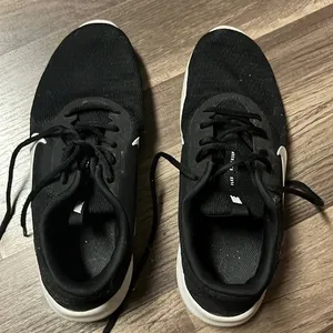 black nike tennis shoes thumbnail 2