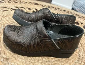 Dansko Professional Tooled Women’s Size 38 US 8 Brown Leather Clogs thumbnail 2