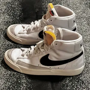 Womens sz7.5 Nike blazer mid '77 vintage high top shoes thumbnail 1