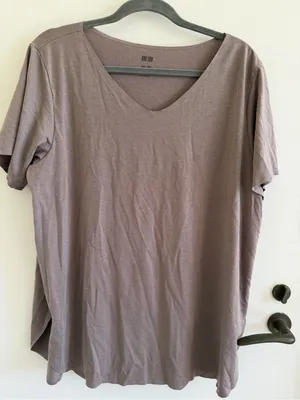 Uniqlo airism shirt activewear athleisure loungewear thumbnail 1