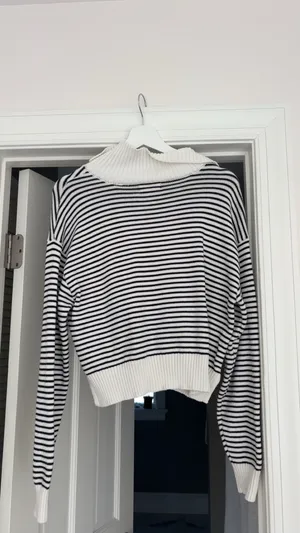 Universal Threads black & white striped sweater in size M thumbnail 3