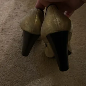 Dkny gold pavlova metallic heels 8‎ thumbnail 5