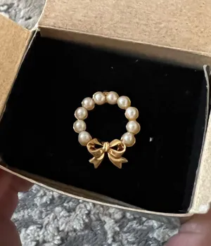 NEW Avon Perlesque Wreath Pin White thumbnail 1