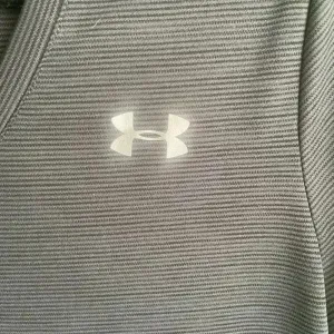 Under Armour Black Loose Fit V Neck Tshirt Tee Shirt Size Medium EUC! thumbnail 2