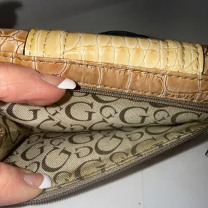 Vintage Guess Tan‎ & White Embossed Leather trifold wallet thumbnail 6