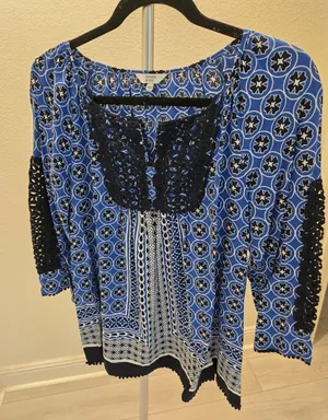 Crown & Ivy Large Blue Geometric Boho Peasant Top Lace Trim Tunic Womens L thumbnail 1