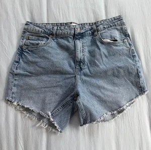H&M High-Waisted Denim Shorts thumbnail 1
