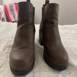 Dream Pairs Chelsea block heel ankle boots thumbnail 3