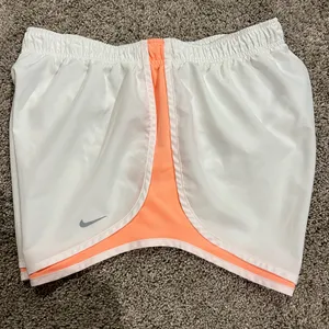 Womens large Nike athletic running shorts thumbnail 2