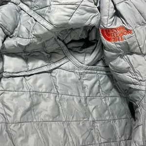 The North Face Reversible Primaloft Quilted Jacket Sz S‎ Gray W/Orange Accents thumbnail 4