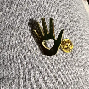 Gold Tone Hand pin label Heart brooch thumbnail 6