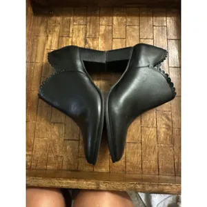 Jack‎ Rogers Black Ankle Booties Scalloped Trim Block Heel Pointed Toe Stylish thumbnail 6