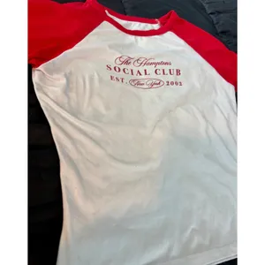 Refuge The Hamptons Social Club Raglan Tee RedWhite Short Sleeve Graphic Shirt S thumbnail 3