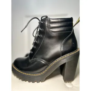 Dr.‎ Martens Persephone Heeled Boot Sz 7 Black Leather Lace Up Platform Lug Sole thumbnail 2